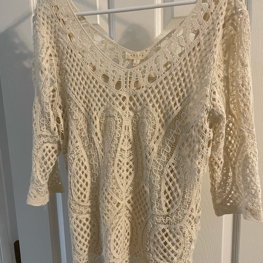 Beautiful off white knit shirt with cami. Size L.